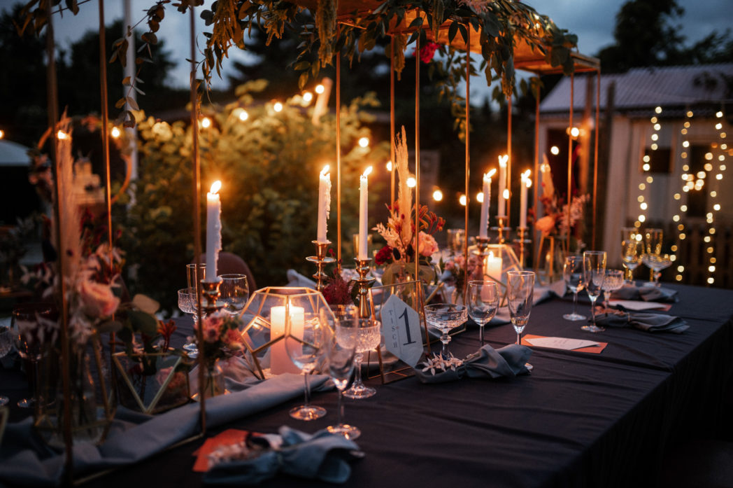 romantische Gartenhochzeit bei Kerzenschein